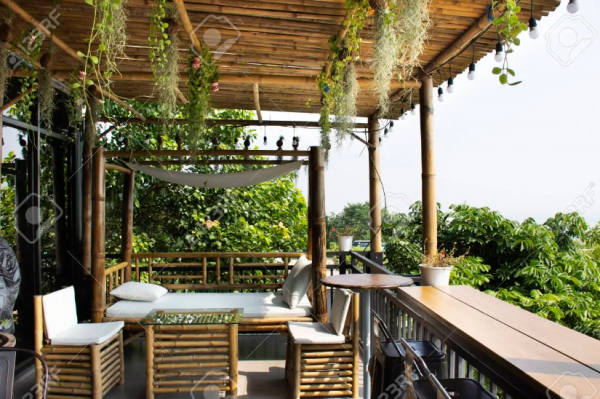 Cafe dengan teras pinggir sungai dan meja-meja bambu